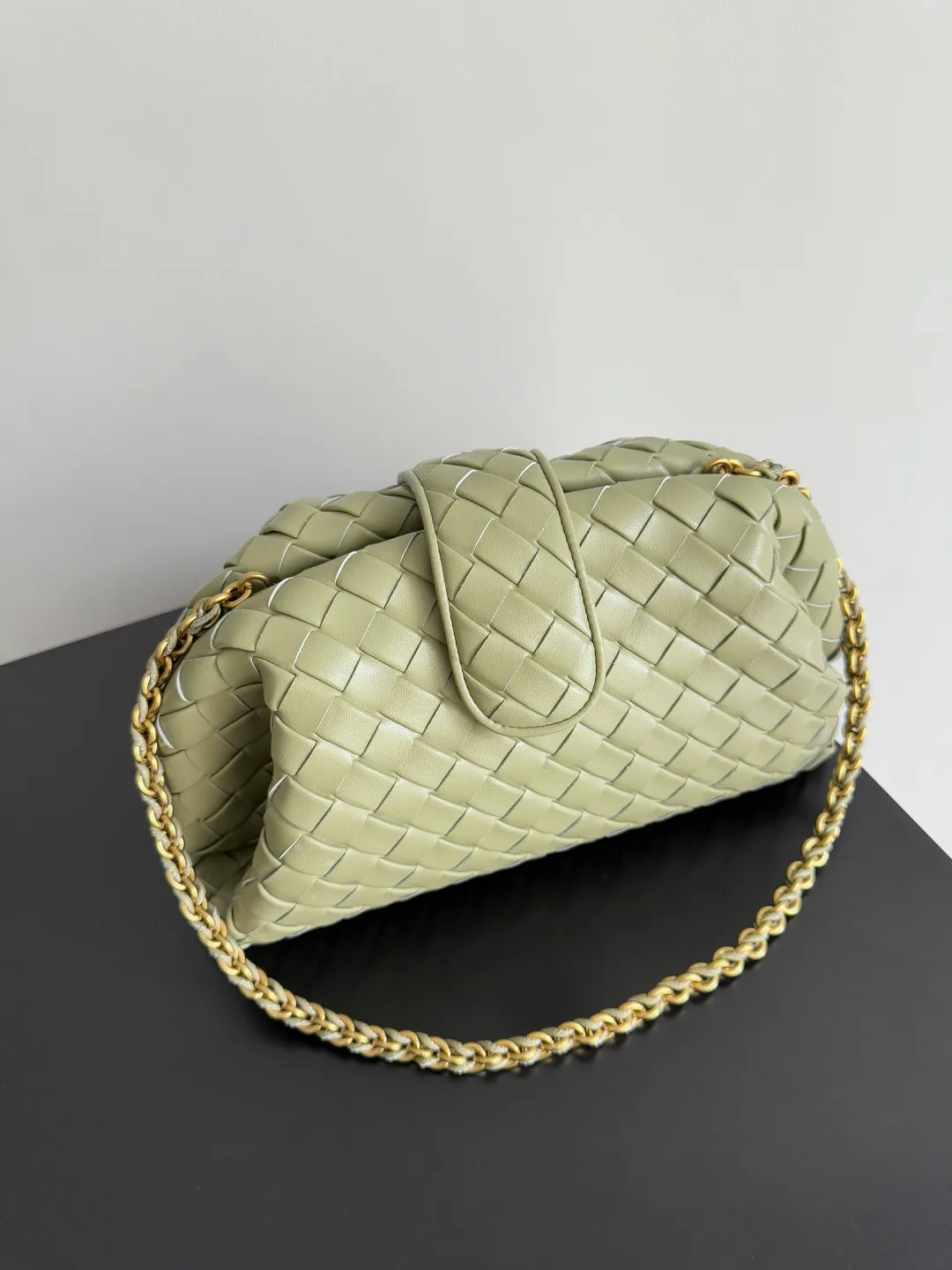 Batch 2260 BOTTEGA VENETA Lady's LAUREN CLUTCH Chain Clutch was inspired by 40 years ago. It is a perfect fusion of classic and modern bags. It is effortless and fashionable for any occasion and at any time. The newly added detachable metal chain allows people to have more ways to carry it. It is grand and elegant. Style No.: 785807 Size: 31.5*16.5*11cm